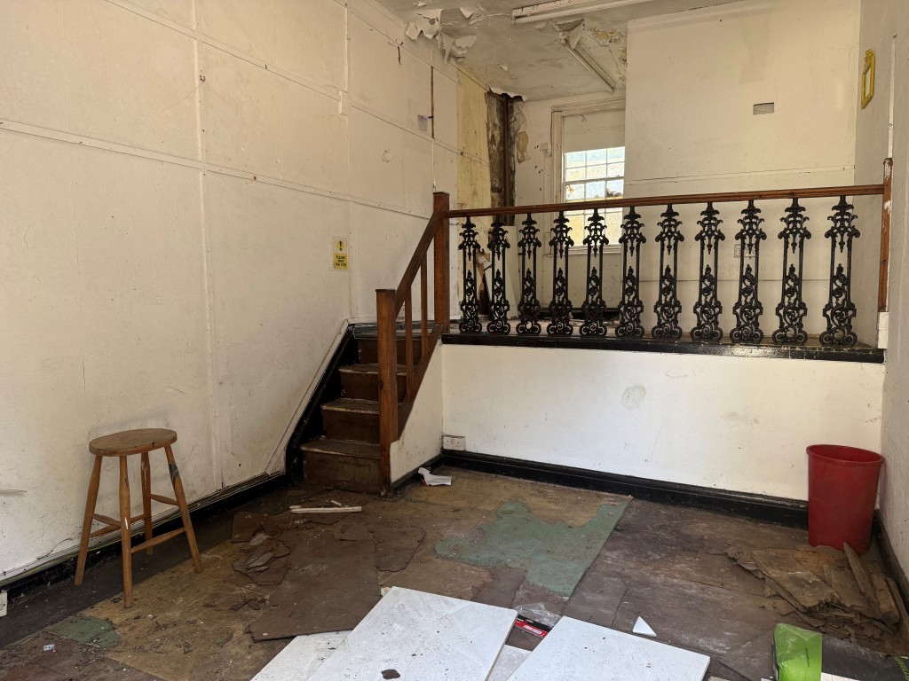 Lot: 45 - FREEHOLD MIXED COMMERCIAL/RESIDENTIAL INVESTMENT PLUS LAND WITH LAPSED PLANNING - Commercial unit one